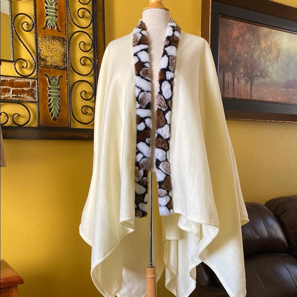La Fiorentina Ruana NWT Cape